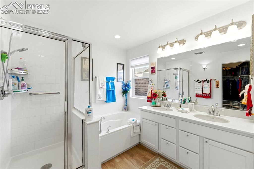 Image 17 of 35: Bathroom