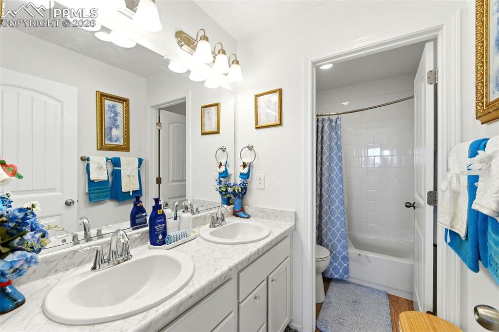 Image 18 of 35: Bathroom