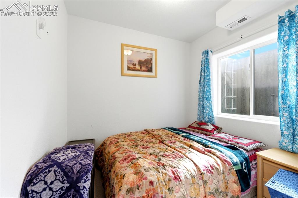 Image 20 of 35: Bedroom