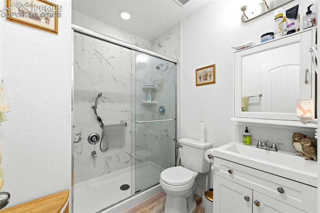 Image 24 of 35: Bathroom