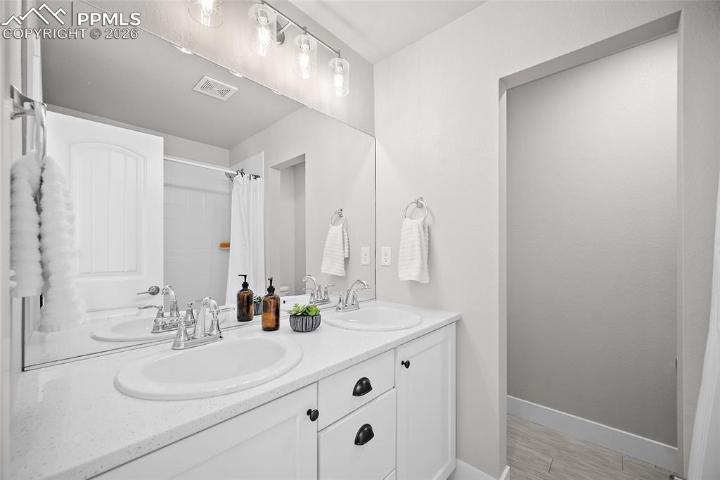 Image 32 of 45: Full Bathroom - Upstairs