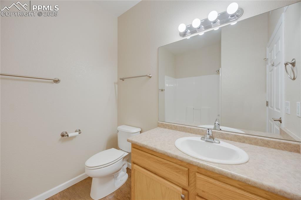 Image 29 of 42: Hallway full bath