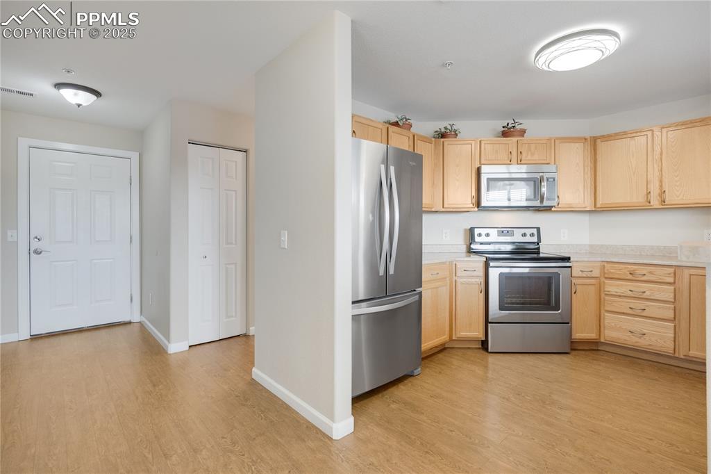 Image 5 of 42: All kitchen appliances convey