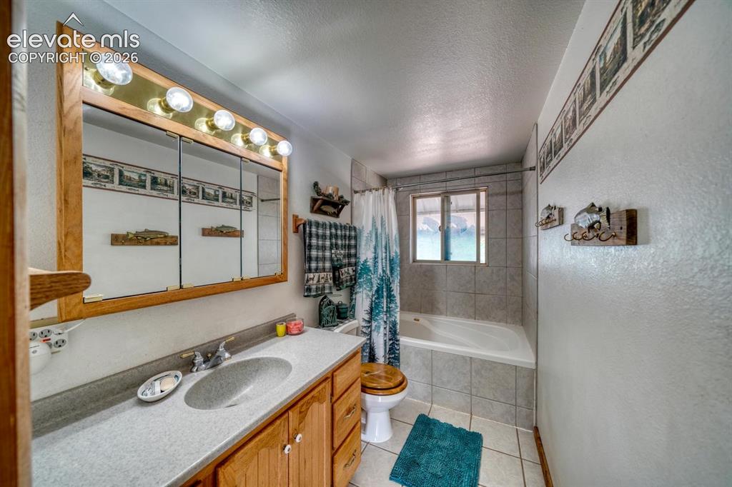 Image 16 of 44: Bathroom