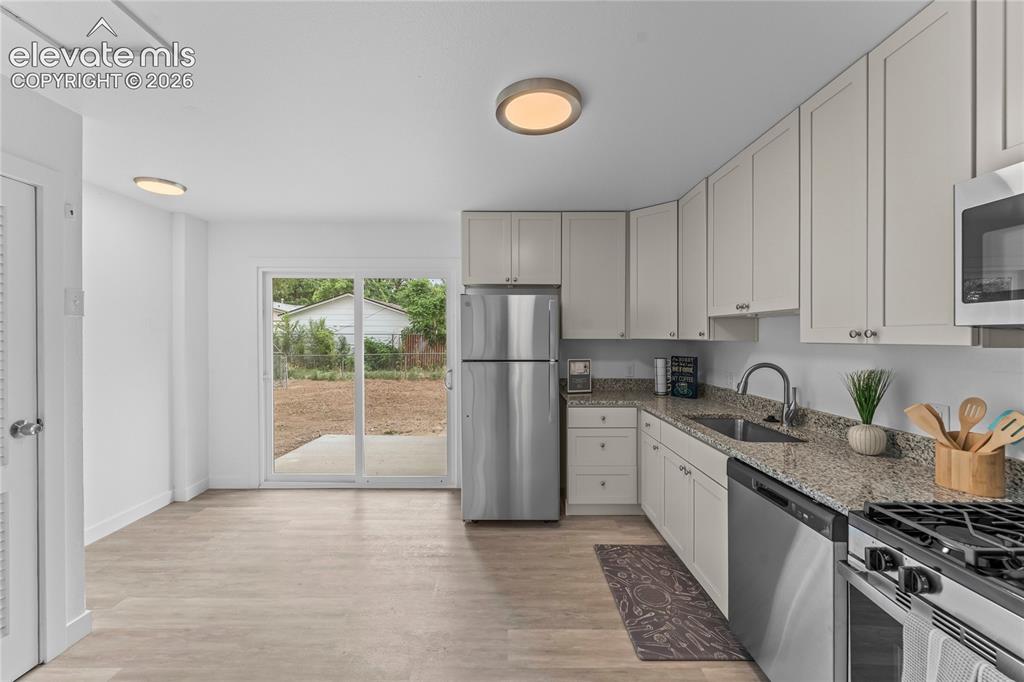 Image 14 of 31: Kitchen