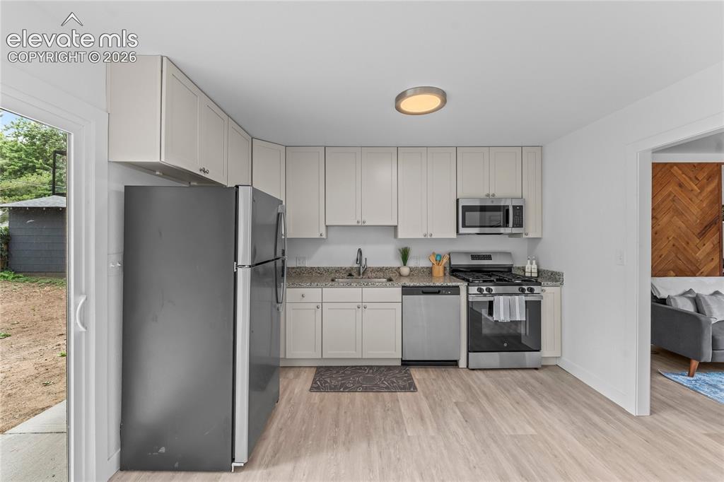 Image 15 of 31: Kitchen