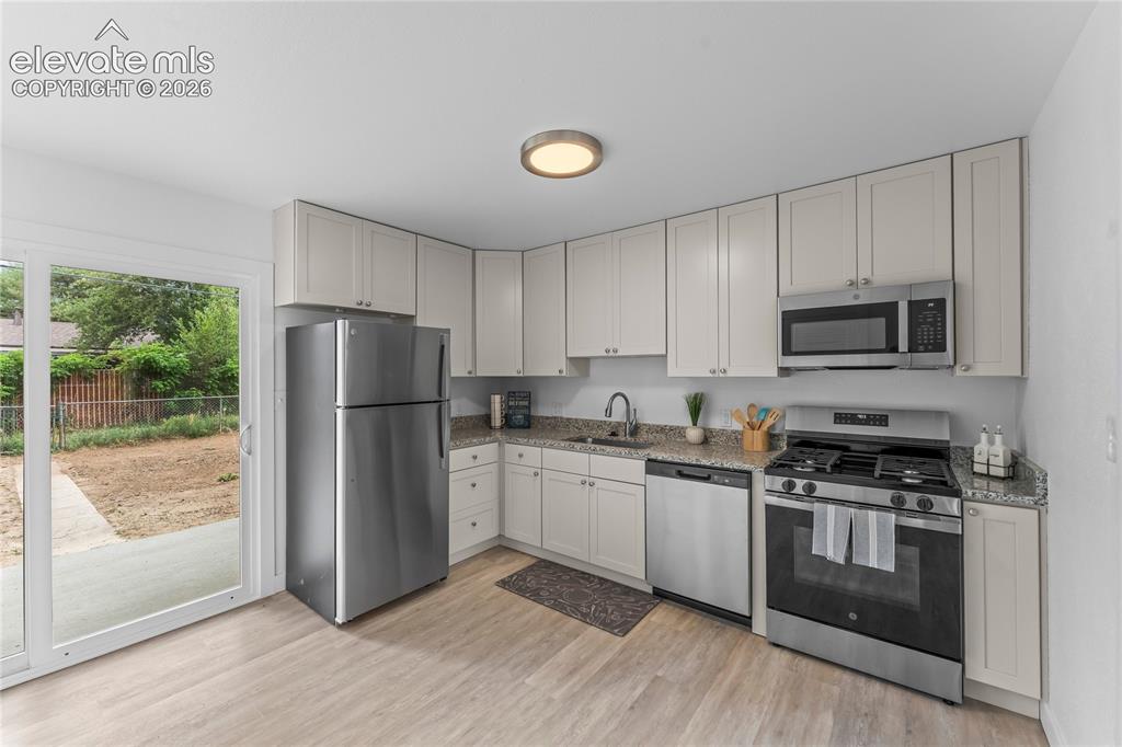 Image 16 of 31: Kitchen