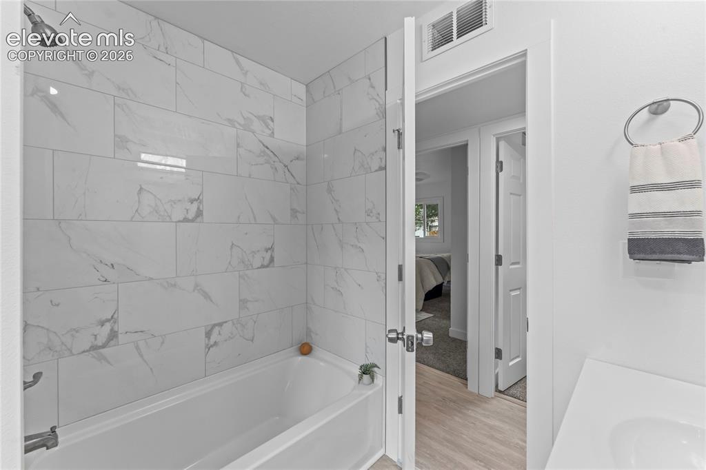 Image 20 of 31: Bathroom