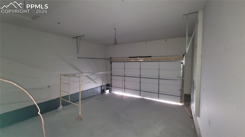 Image 32 of 33: Garage