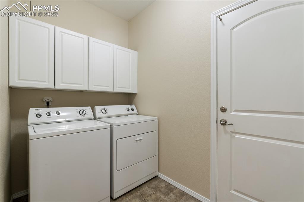 Image 14 of 50: Laundry