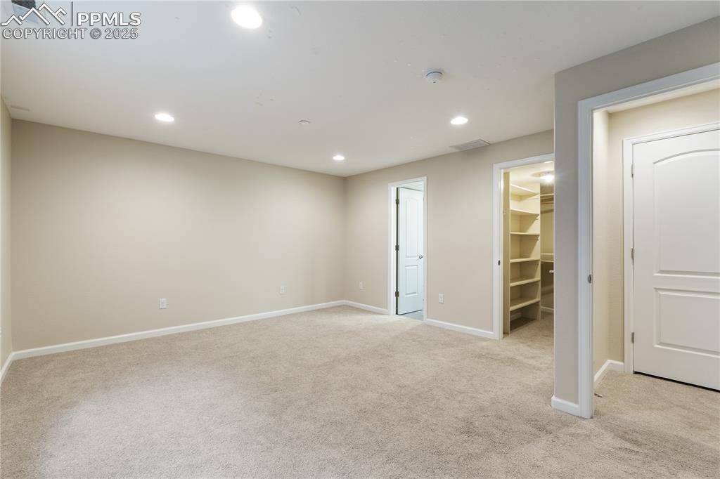 Image 33 of 50: Bedroom