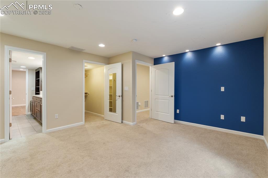 Image 34 of 50: Bedroom