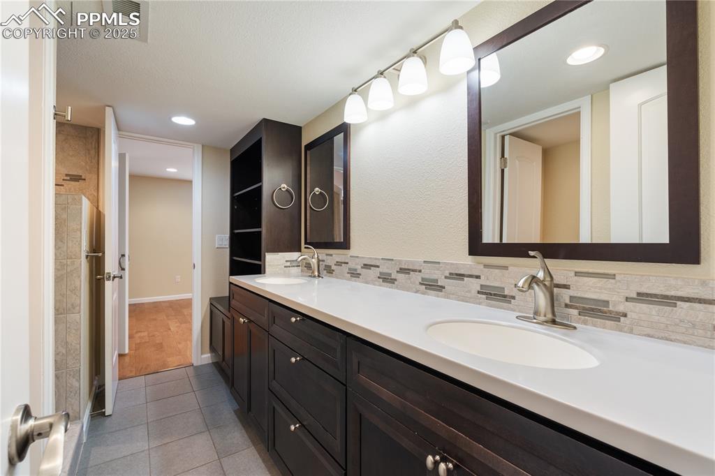 Image 35 of 50: Bathroom