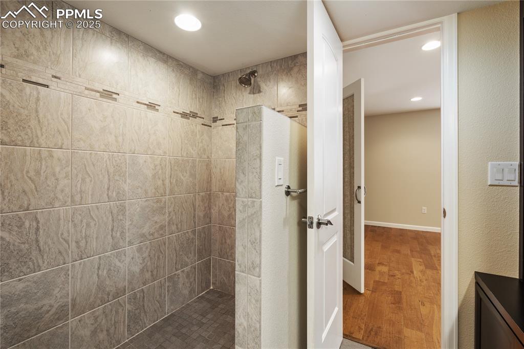 Image 37 of 50: Bathroom