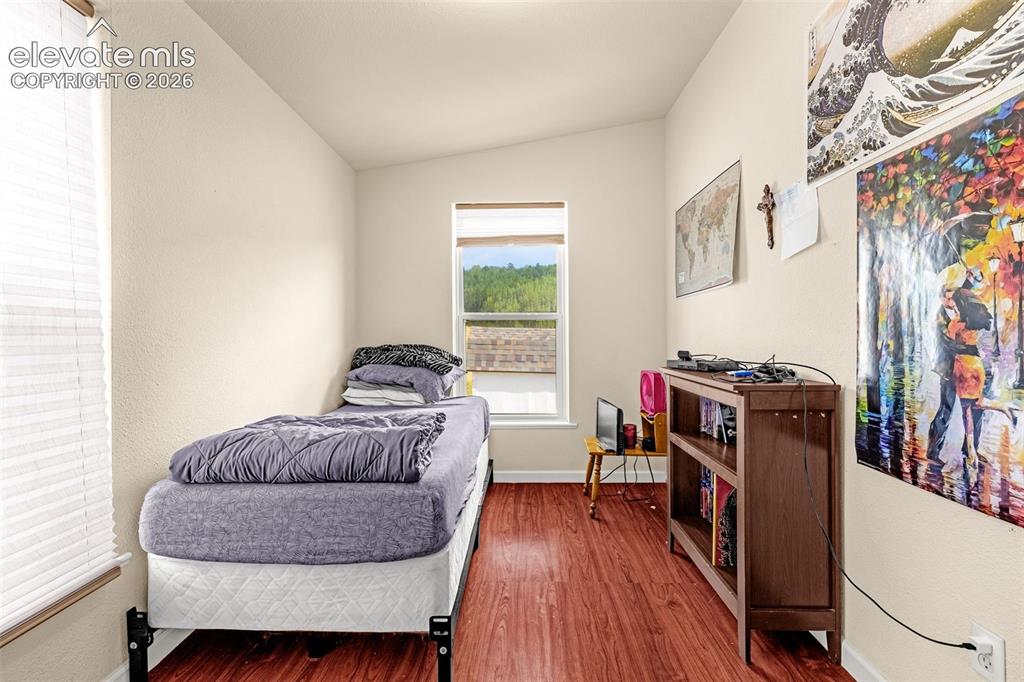 Image 14 of 40: Bedroom