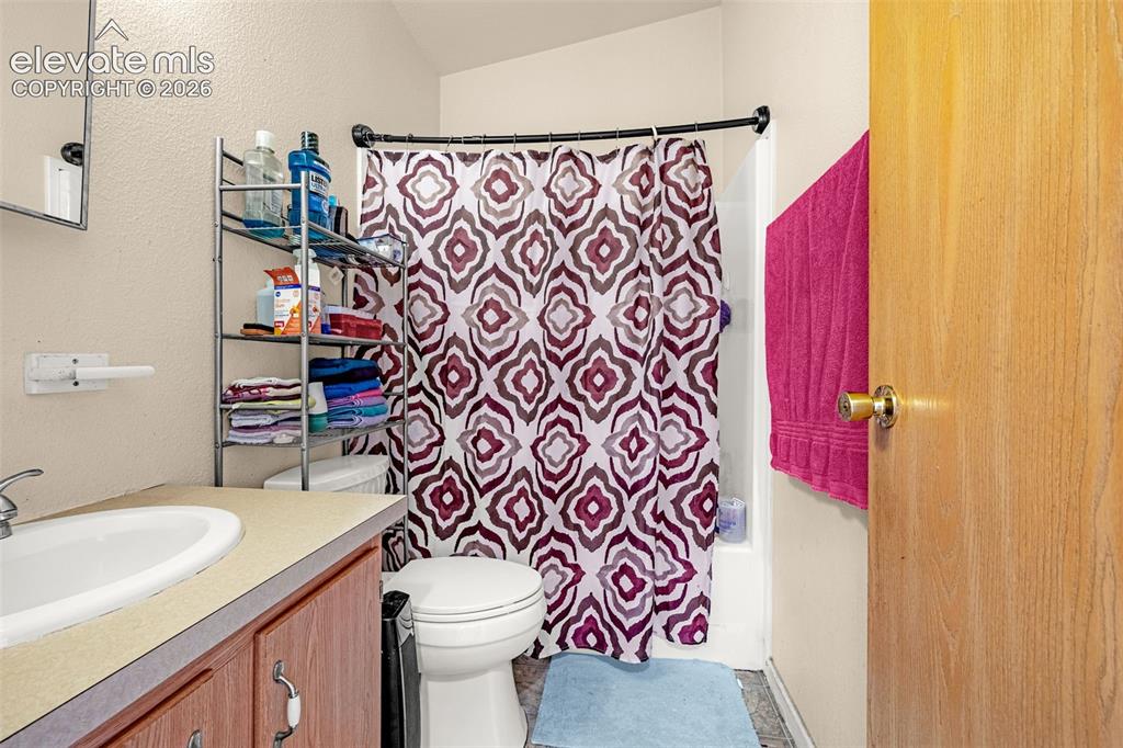 Image 16 of 40: Bathroom