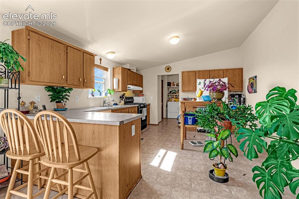 Image 24 of 40: Kitchen