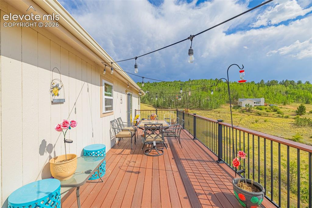 Image 4 of 40: West Facing Deck
