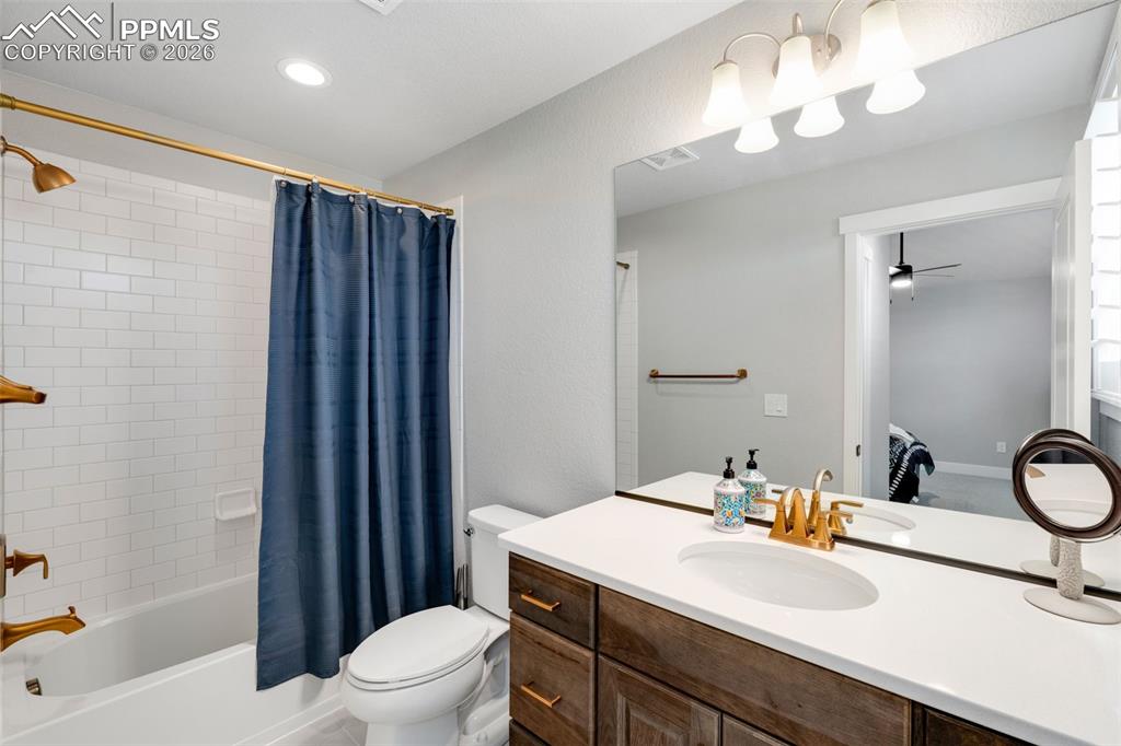 Image 28 of 50: Upper Bath En-Suite