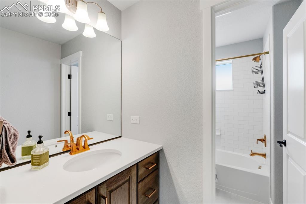 Image 30 of 50: Upper Bath 2