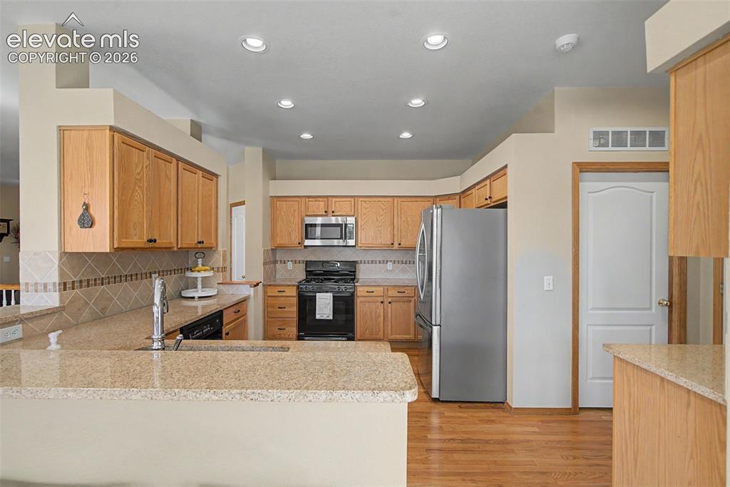 Image 11 of 37: Granite Countertops!