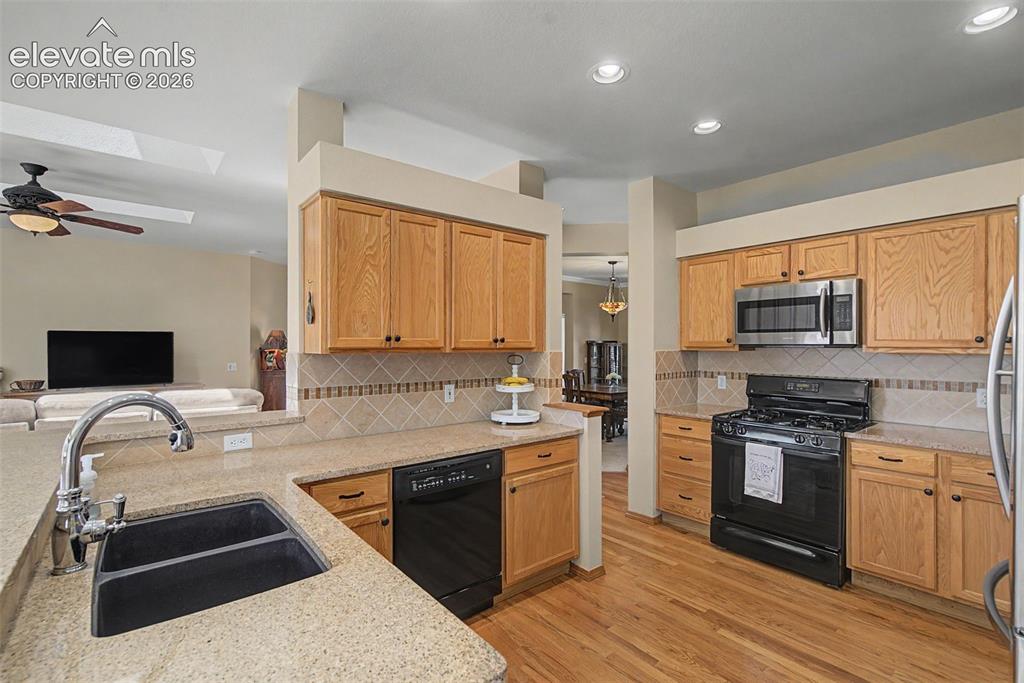 Image 8 of 37: Gas Range!