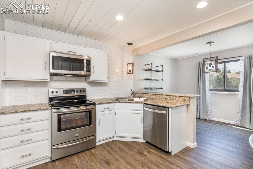 Image 4 of 38: Kitchen