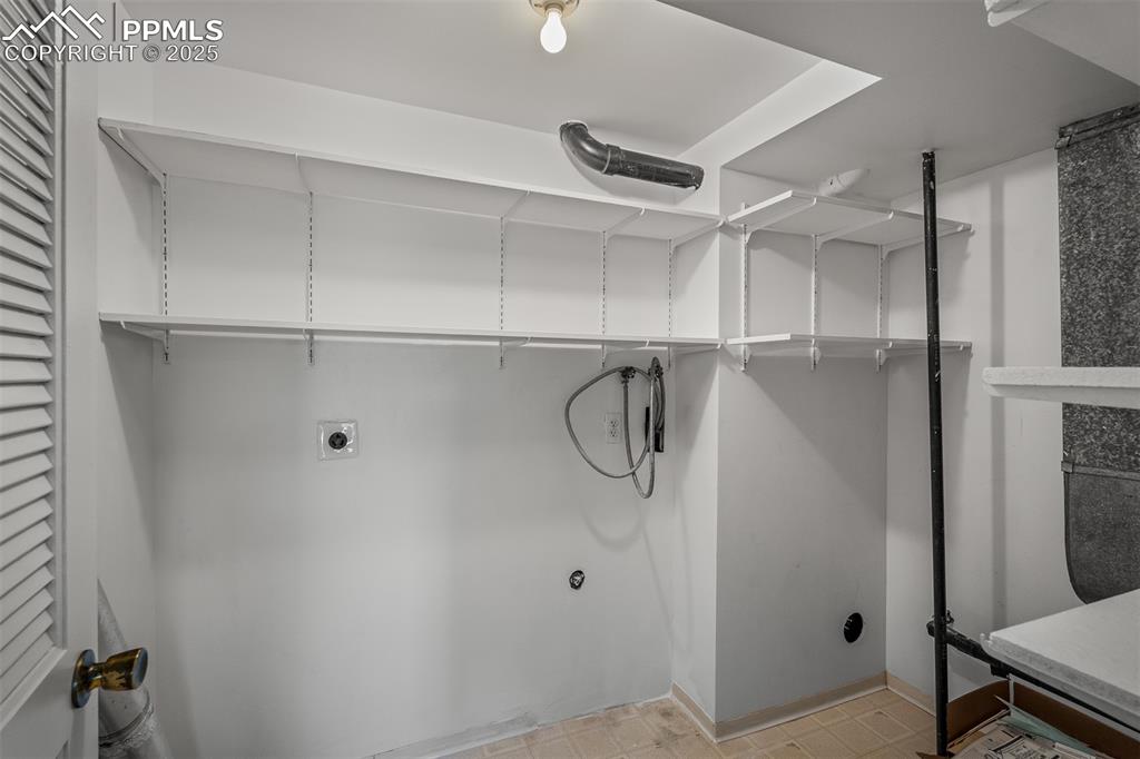 Image 37 of 49: Laundry room