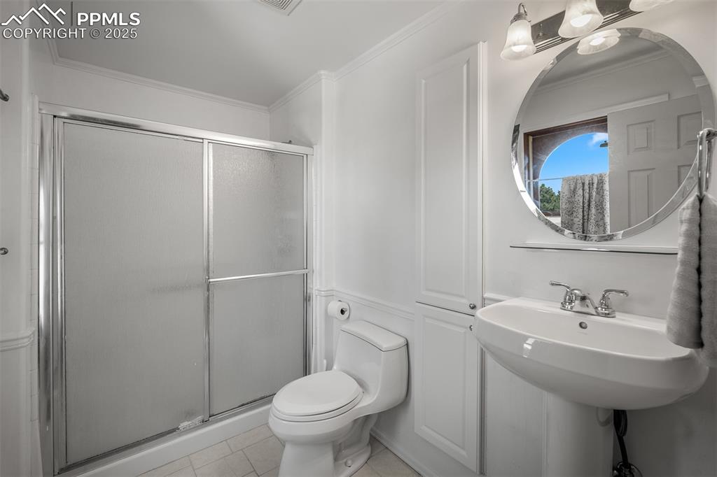 Image 40 of 49: Full private bath off primary bedroom.