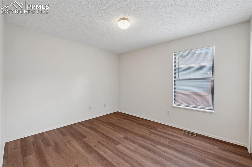 Image 15 of 27: Second spacious bedroom