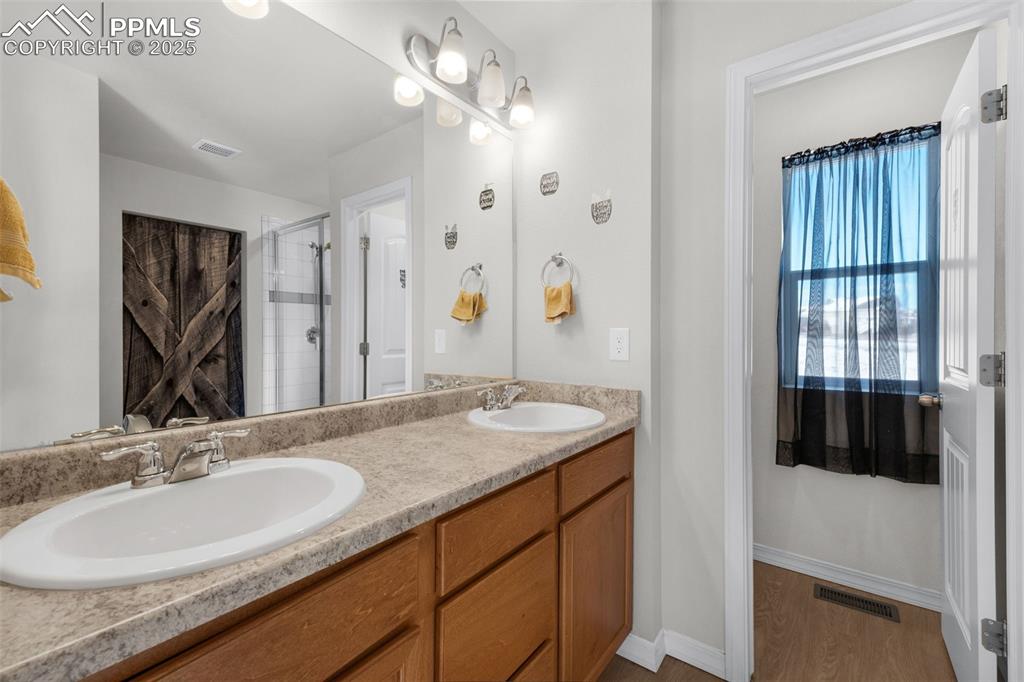 Image 17 of 38: Bathroom