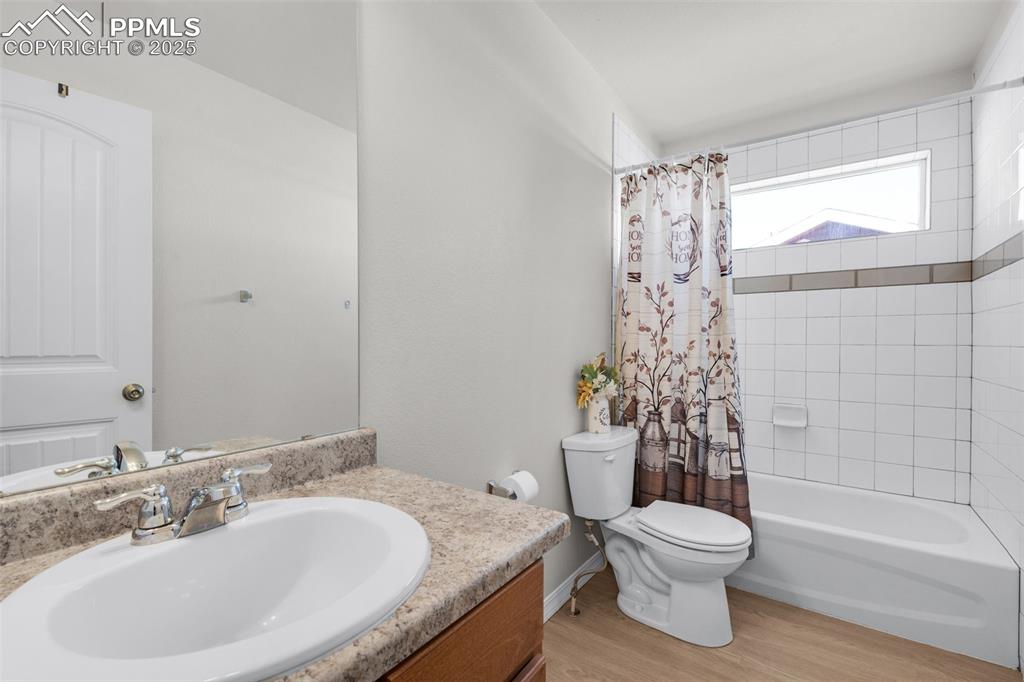 Image 22 of 38: Bathroom