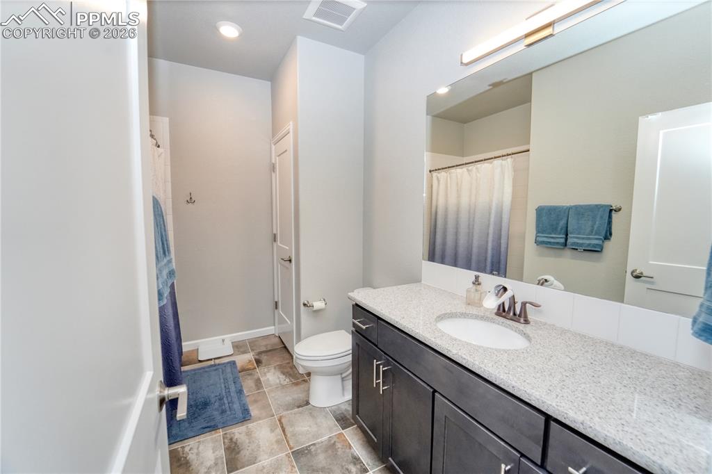 Image 18 of 26: Bathroom