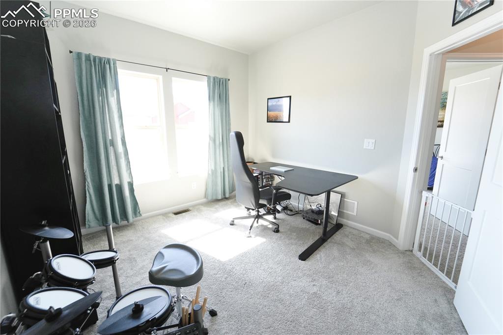 Image 22 of 26: Office