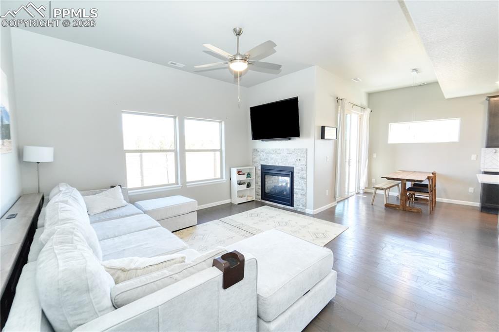 Image 7 of 26: Living Room