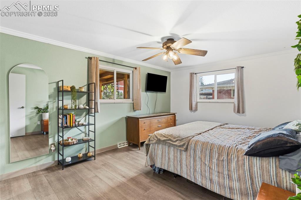 Image 14 of 37: Bedroom