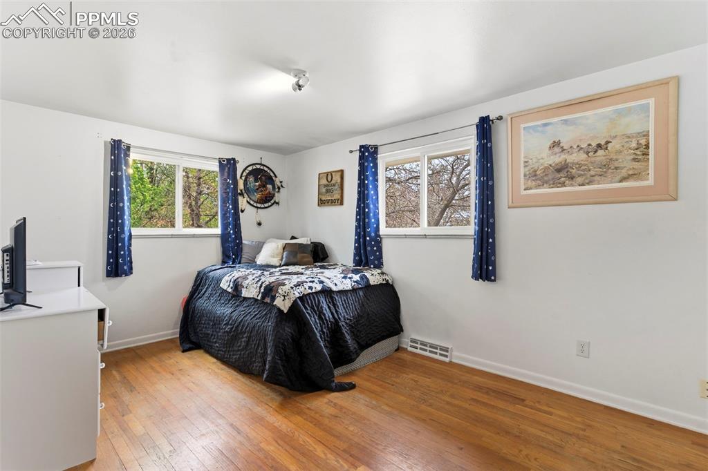Image 17 of 37: Bedroom