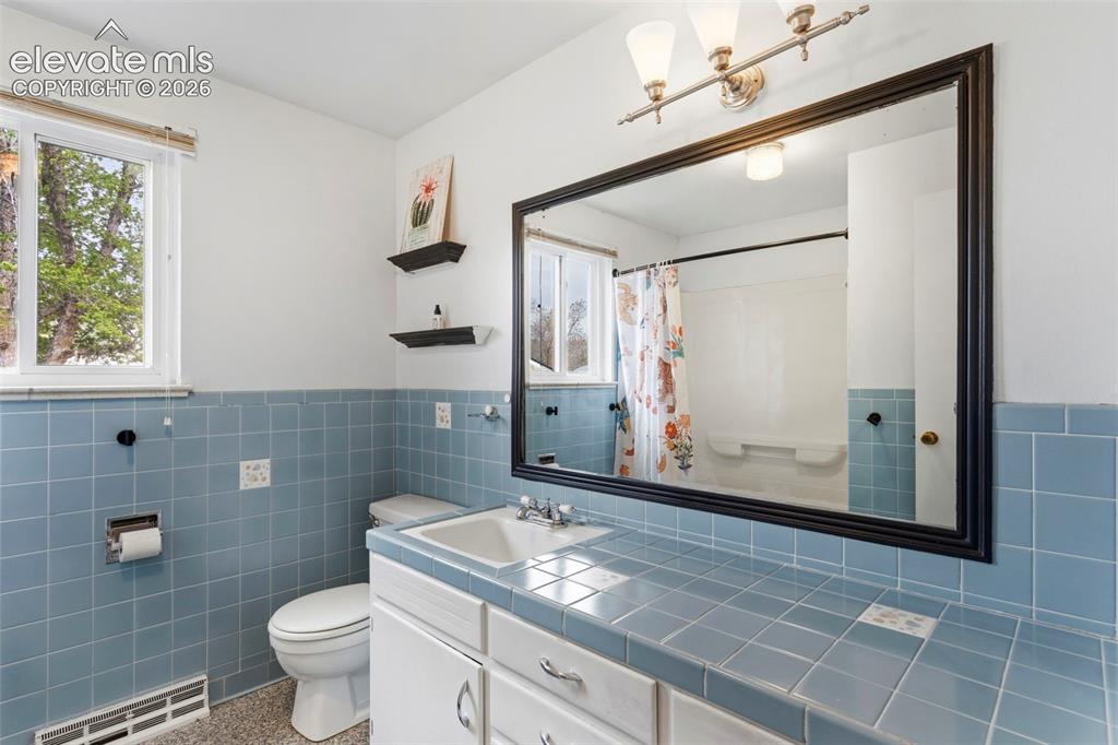 Image 19 of 37: Bathroom