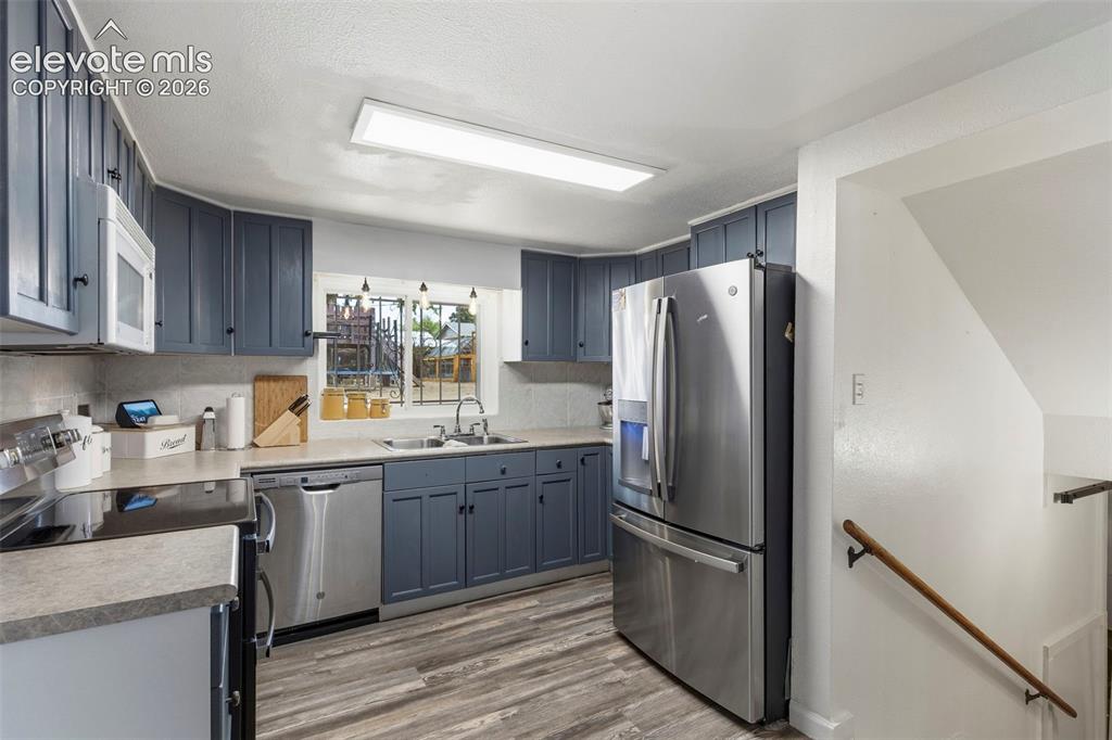Image 7 of 37: Kitchen
