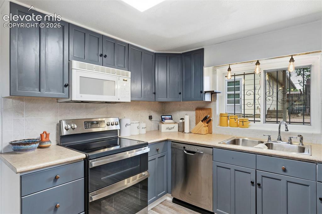 Image 8 of 37: Kitchen
