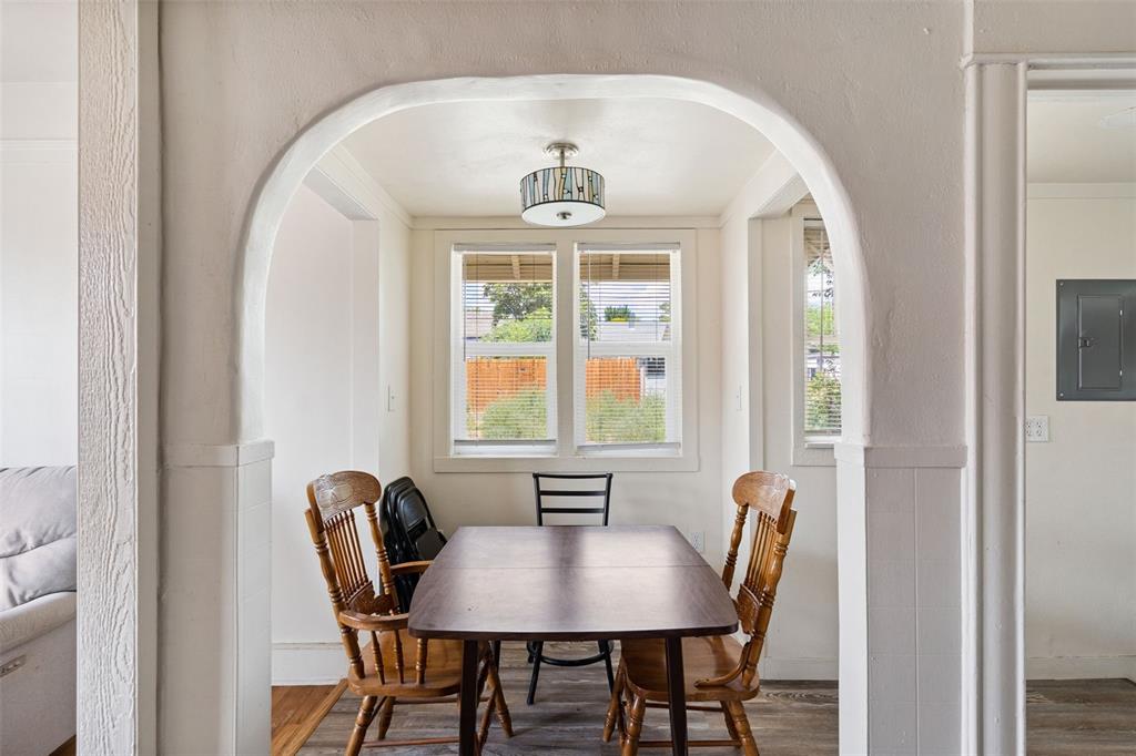 Image 12 of 23: Dining Area