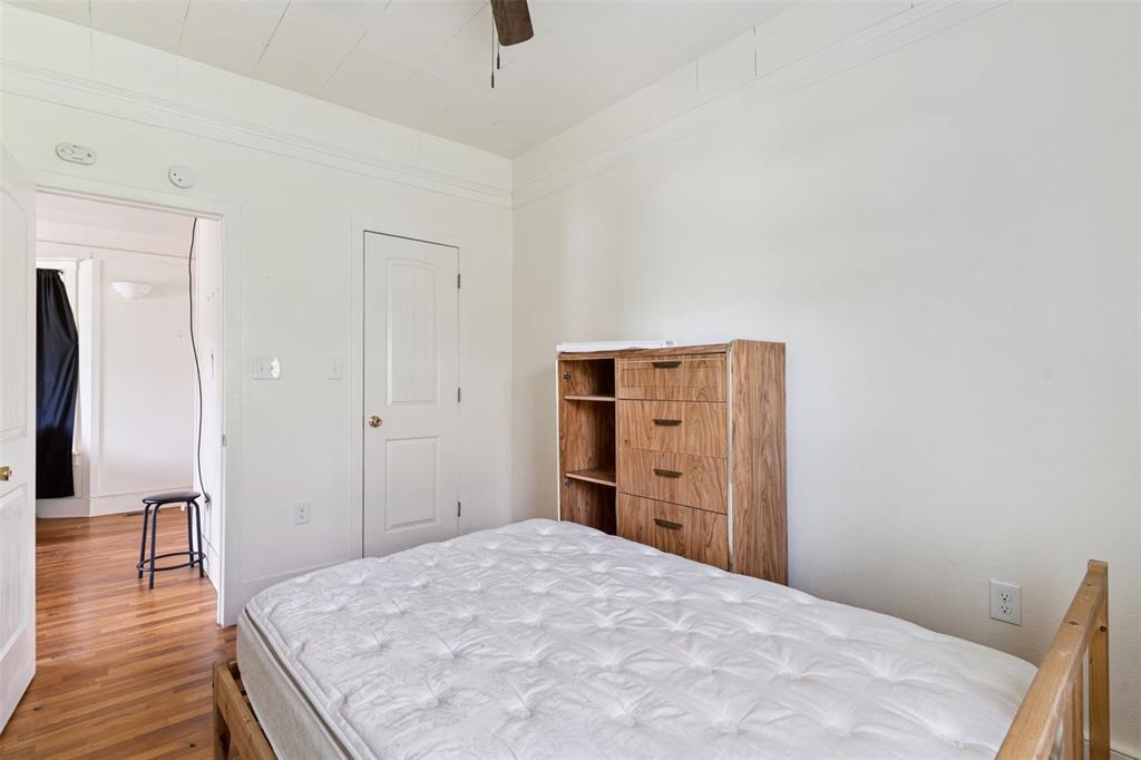 Image 16 of 23: Bedroom