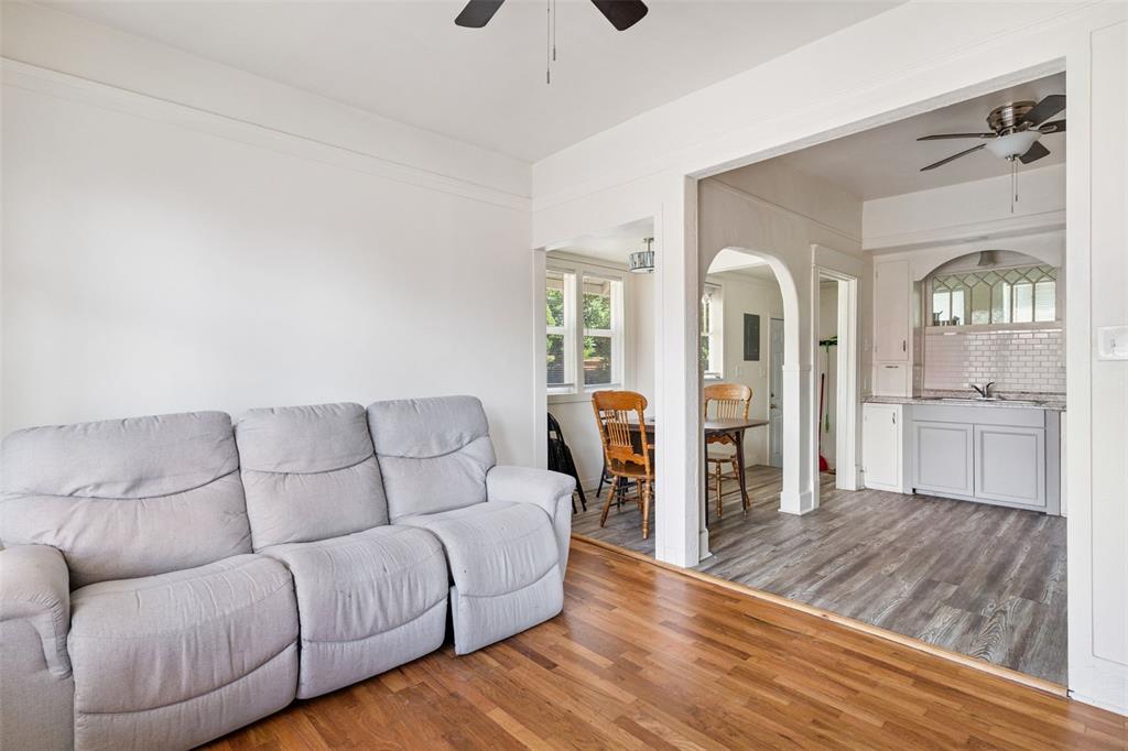 Image 21 of 23: Living Room