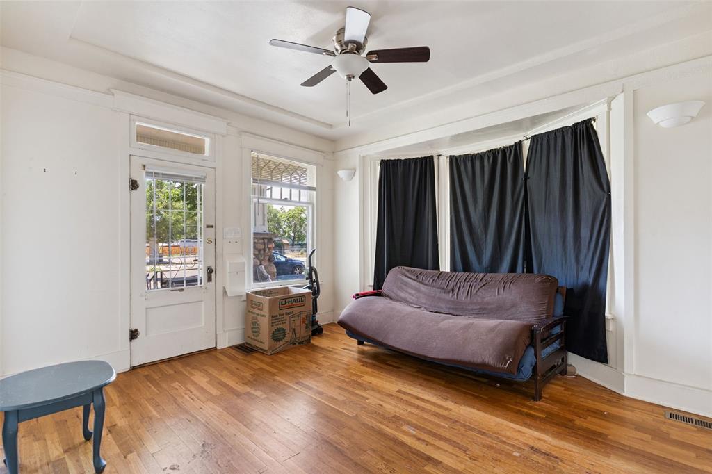 Image 5 of 23: Sitting Room