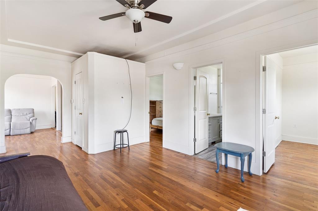 Image 6 of 23: Bedroom