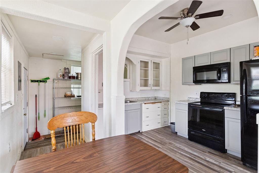 Image 8 of 23: Kitchen