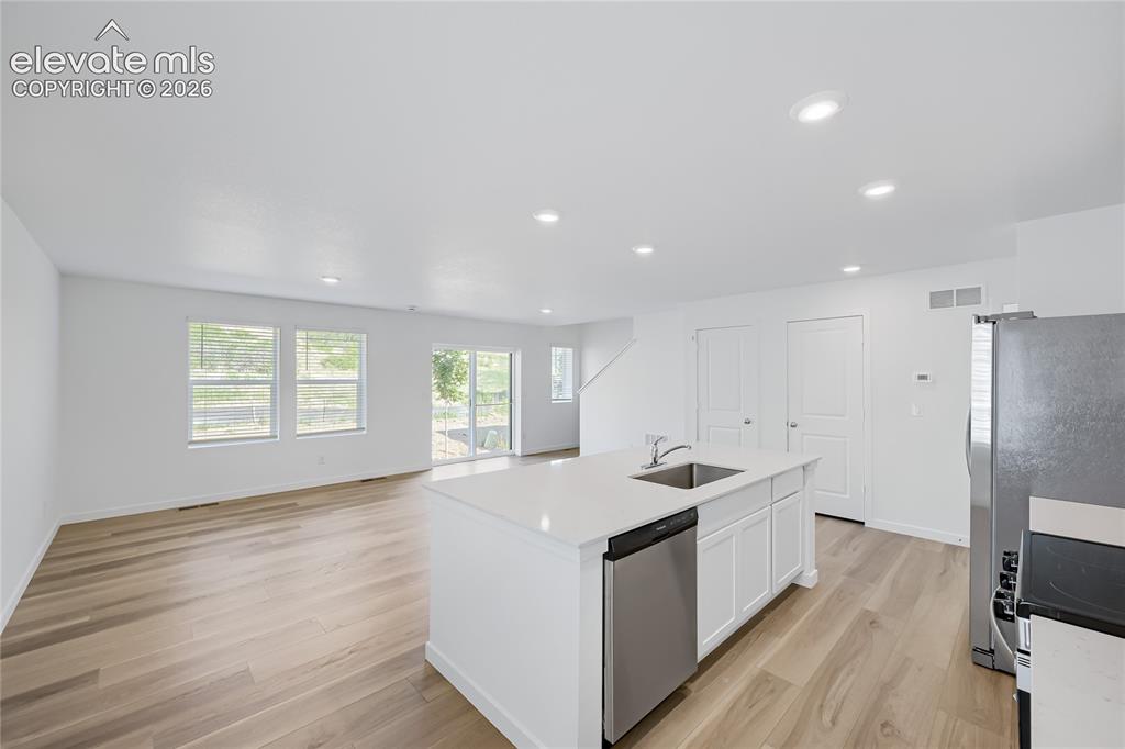 Image 5 of 14: Kitchen