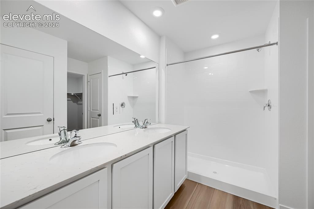 Image 8 of 14: Bathroom