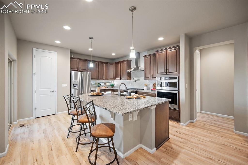 Image 10 of 50: Kitchen