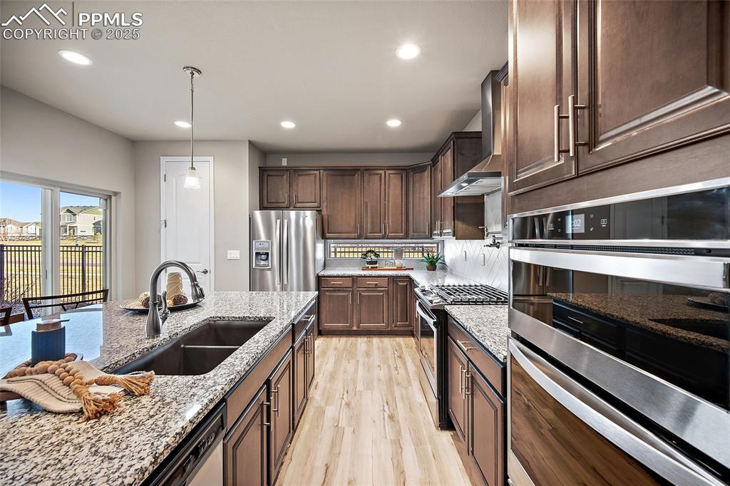 Image 11 of 50: Kitchen